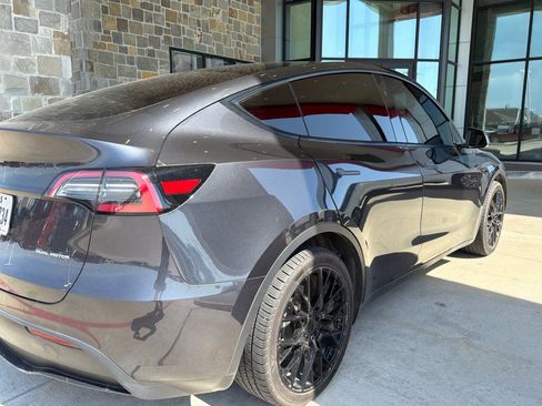 Used 2024 Tesla Model Y Long Range AWD/4WD image 3