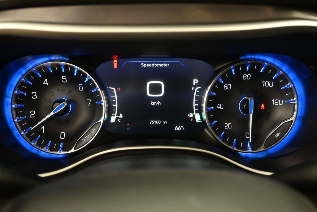 Used 2025 Chrysler Pacifica Select FWD image 14