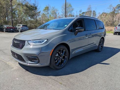 Used 2025 Chrysler Pacifica Limited image 8