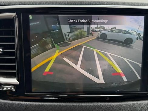 Used 2023 Chrysler Pacifica Touring-L FWD image 23