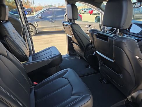 New 2026 Chrysler Pacifica Select AWD/4WD image 11