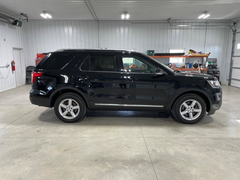 Used 2017 Ford Explorer XLT w/ Equipment Group 202A AWD/4WD image 8