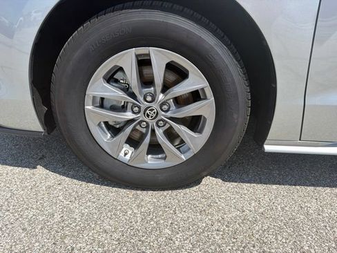 Used 2025 Toyota Sienna XLE FWD image 17