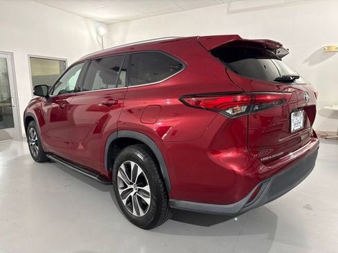 Used 2021 Toyota Highlander XLE FWD image 6