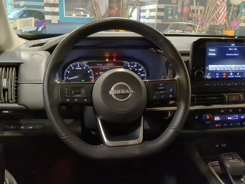 Used 2025 Nissan Pathfinder SL AWD/4WD image 11