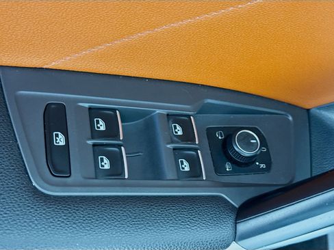 Used 2018 Volkswagen Tiguan SEL Premium image 24