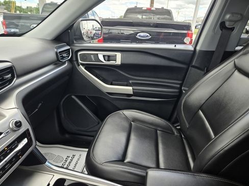 Used 2022 Ford Explorer XLT w/ Equipment Group 202A AWD/4WD image 17