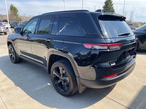 Certified 2025 Jeep Grand Cherokee Altitude AWD/4WD image 4