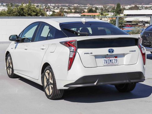 Used 2016 Toyota Prius Three Touring FWD image 4