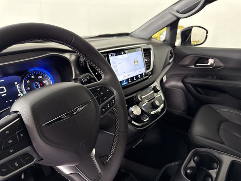 New 2026 Chrysler Voyager LX image 27