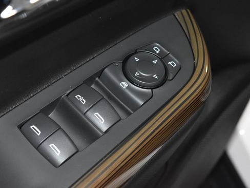 Used 2023 GMC Acadia SLE FWD image 5