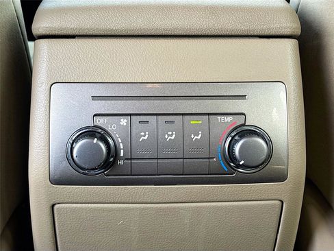 Used 2013 Toyota Highlander Plus AWD/4WD image 25