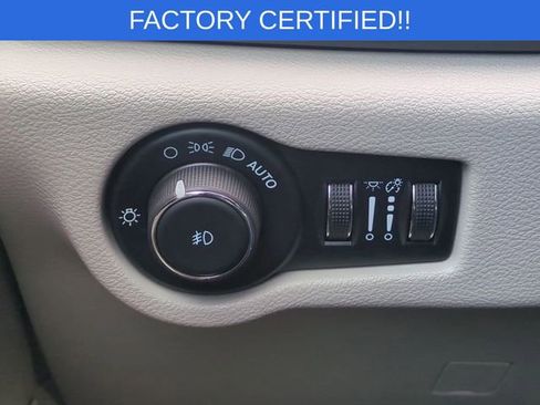 Certified 2024 Chrysler Pacifica Touring-L image 21