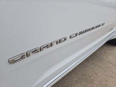 Used 2022 Jeep Grand Cherokee Summit AWD/4WD image 18