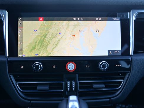 Certified 2025 Porsche Macan image 31