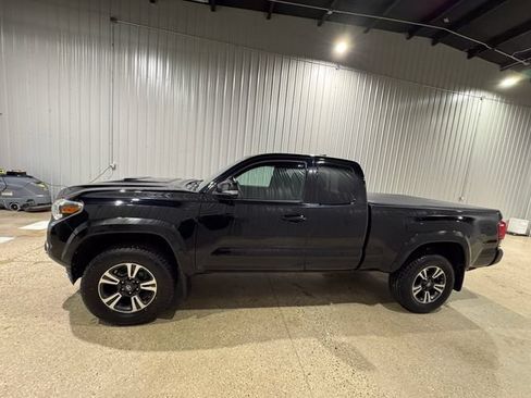 Used 2018 Toyota Tacoma TRD Sport AWD/4WD image 2