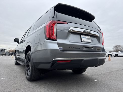 Used 2022 GMC Yukon XL SLT w/ SLT Luxury Package image 8