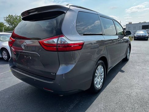 Used 2017 Toyota Sienna XLE Premium FWD image 7