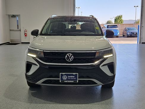 Used 2023 Volkswagen Taos SE w/ Panoramic Sunroof Package FWD image 3