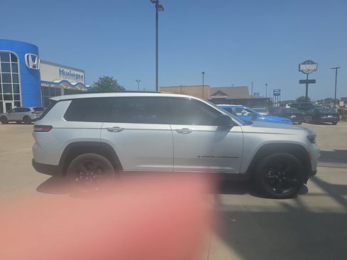 Used 2023 Jeep Grand Cherokee L Limited w/ Black Appearance Package AWD/4WD image 4