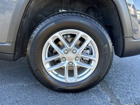 Used 2025 Jeep Grand Cherokee Laredo X w/ Luxury Tech Group I image 21