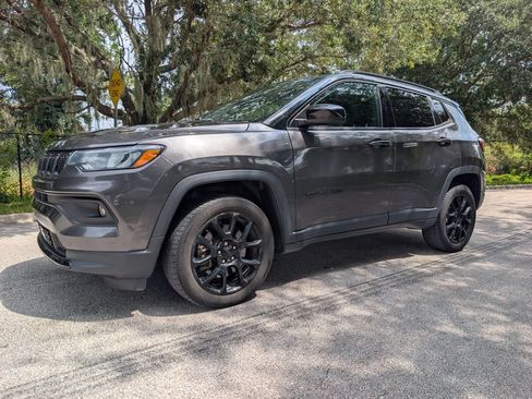 Used 2023 Jeep Compass Latitude AWD/4WD image 3