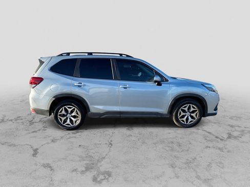 Used 2022 Subaru Forester Premium image 9