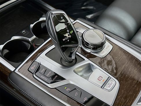 Used 2021 BMW 750i xDrive w/ Executive Package image 17