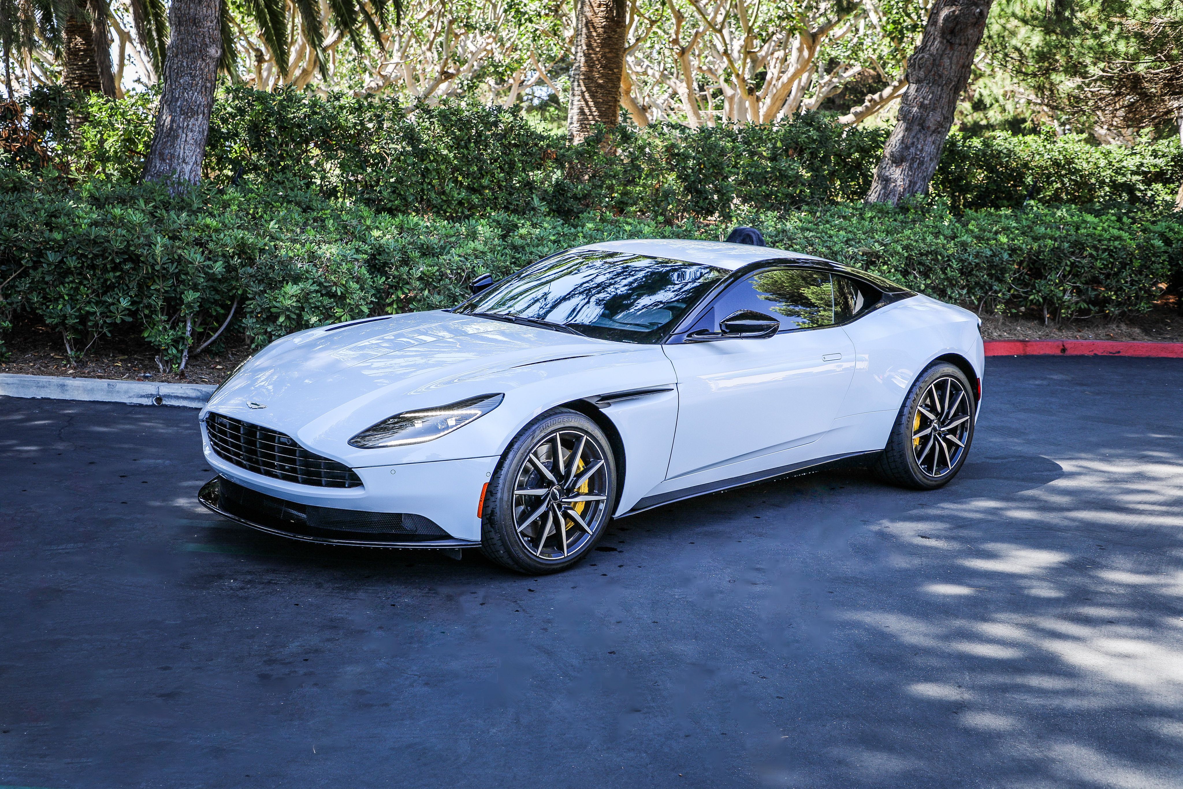 Used 2022 Aston Martin DB11 Coupe RWD image 2
