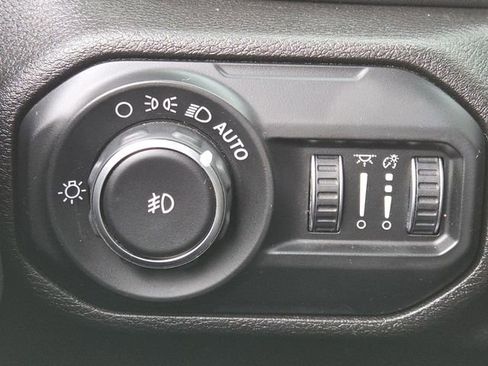 Used 2019 Jeep Wrangler Unlimited Sahara w/ Safety Group image 11