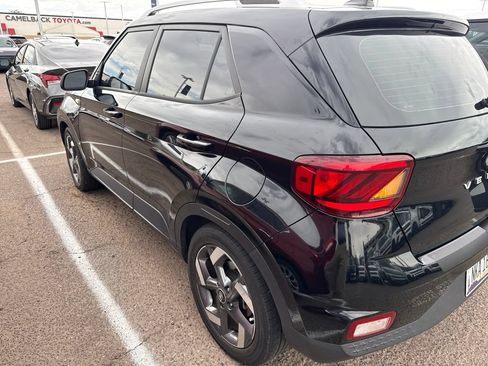 Used 2022 Hyundai Venue SEL FWD image 4