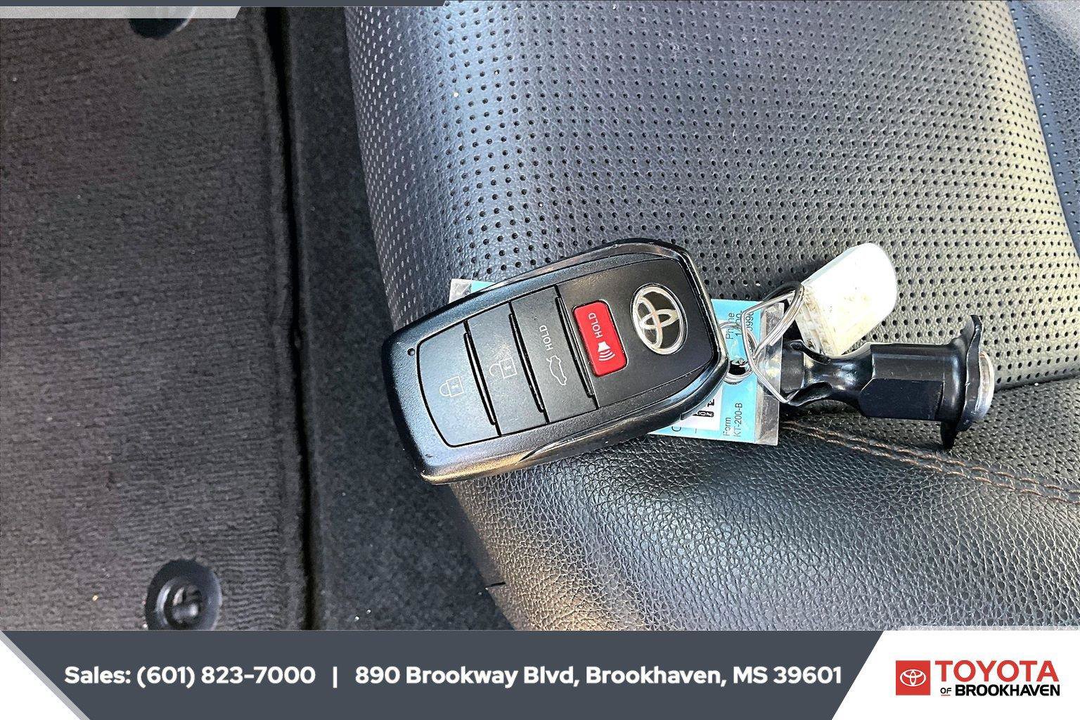 Used 2025 Toyota Camry XLE FWD image 9