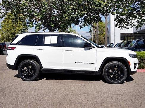 Used 2023 Jeep Grand Cherokee Altitude AWD/4WD image 7