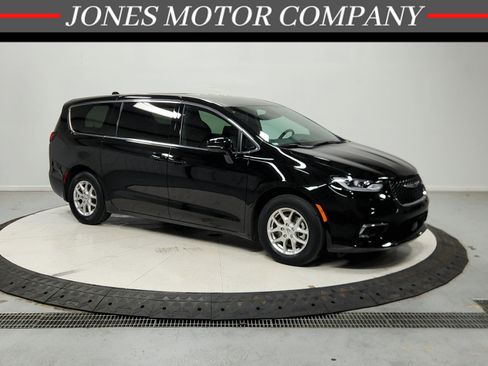 Used 2025 Chrysler Pacifica Select FWD image 1