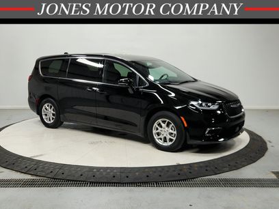 Used 2025 Chrysler Pacifica Select