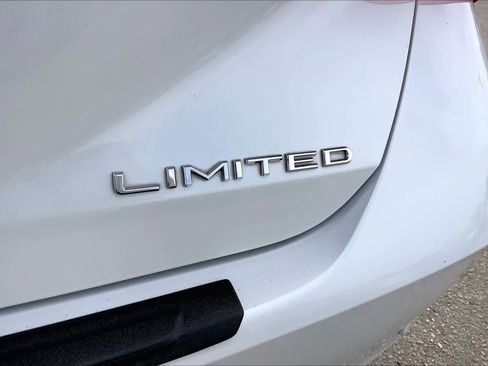 Used 2020 Toyota Avalon Limited image 9