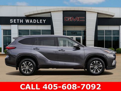 Used 2021 Toyota Highlander XLE AWD/4WD image 48