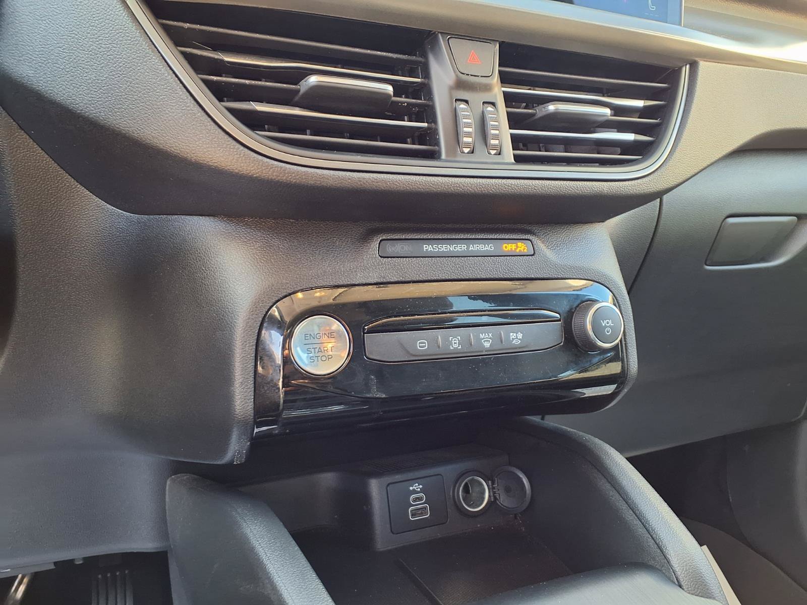 Used 2025 Ford Escape SE FWD image 6
