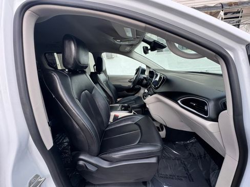 Used 2024 Chrysler Pacifica Touring-L image 10