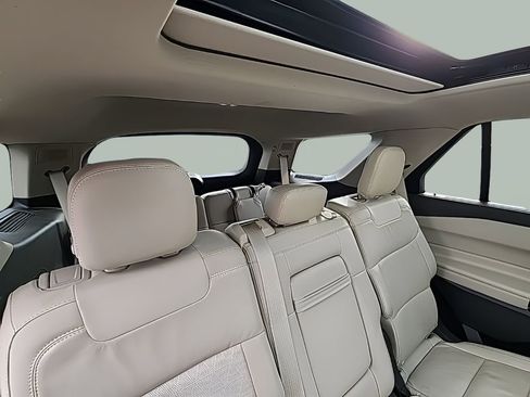 Certified 2020 Ford Explorer Platinum w/ Premium Technology Package AWD/4WD image 16