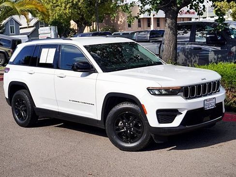 Certified 2023 Jeep Grand Cherokee Laredo RWD image 3