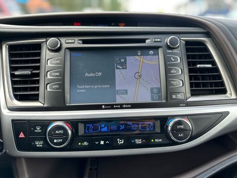 Used 2018 Toyota Highlander XLE FWD image 11