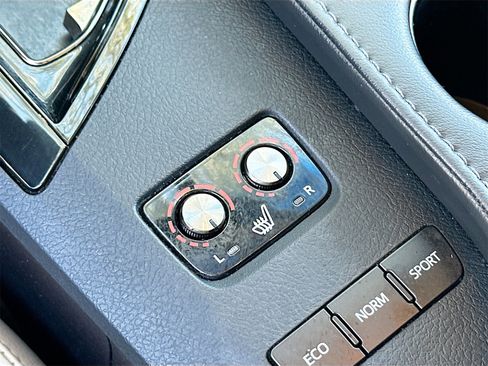 Used 2016 Toyota Avalon XLE Premium image 19