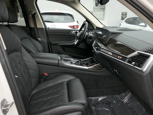 Used 2024 BMW X7 xDrive40i image 28