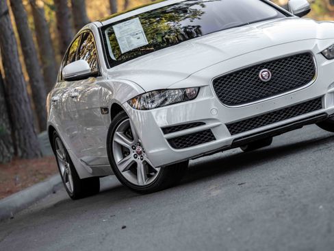 Used 2019 Jaguar XE Premium image 23