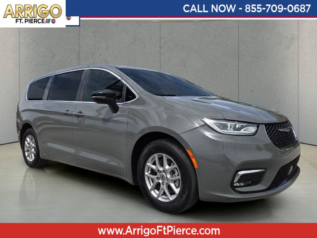 Used 2025 Chrysler Pacifica Select FWD image 1