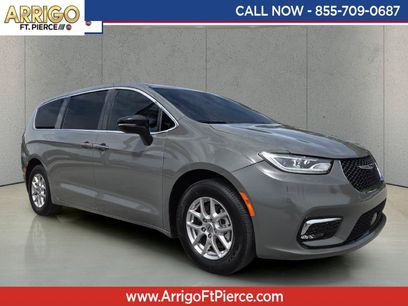 Used 2025 Chrysler Pacifica Select
