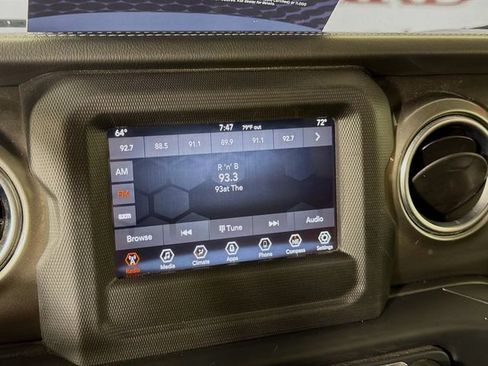 Used 2019 Jeep Wrangler Unlimited Sahara AWD/4WD image 18
