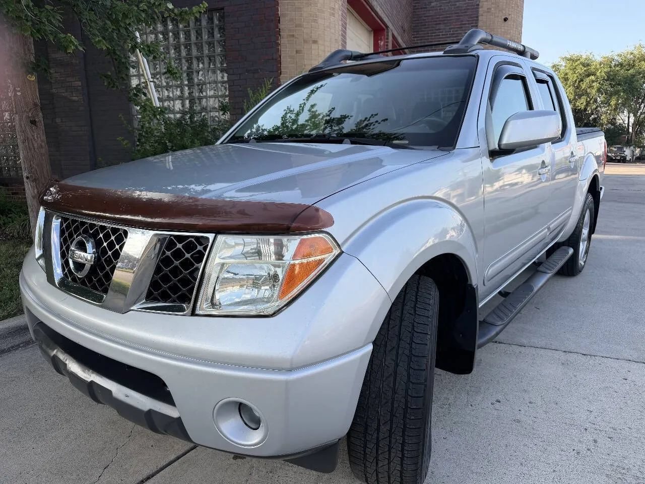 Used 2005 Nissan Frontier LE w/ (X01) Leather Pkg AWD/4WD image 2