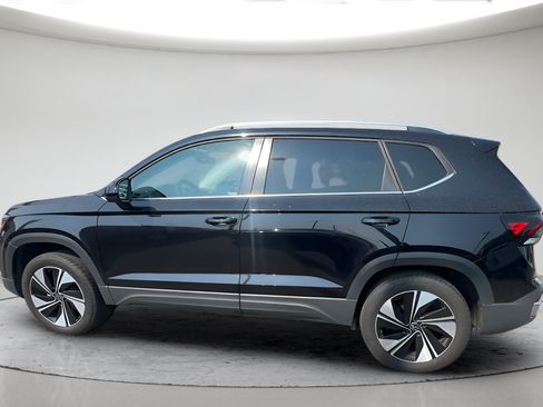 Used 2025 Volkswagen Taos SE AWD/4WD image 11